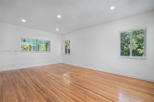 Building Photo - 1235 Algardi Ave