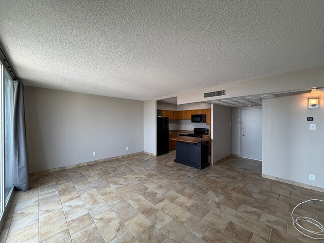 Building Photo - DOWNTOWN VIEWS WITH BILLS PAID!!