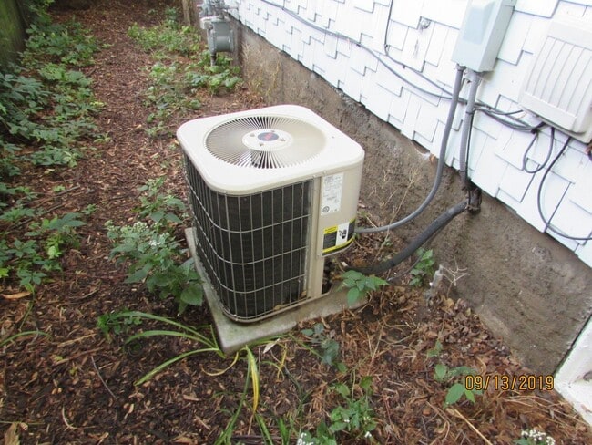 Building Photo - /Charming 3BR Near Downtown Madison - Available 8/15/2026