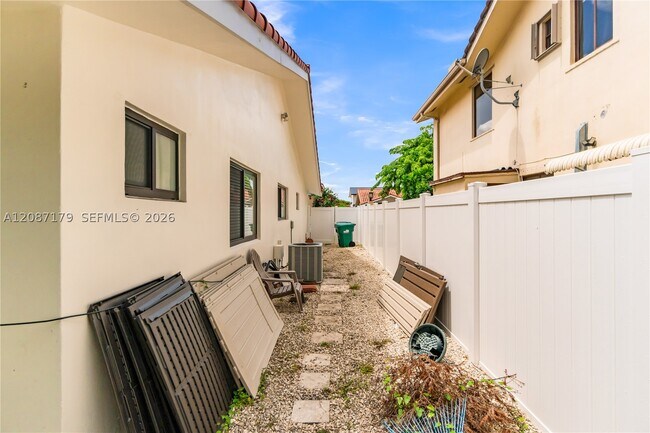 Building Photo - 2437 SW 99th Ct