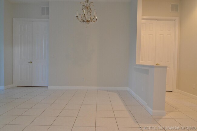 Building Photo - 705 SW Munjack Cir