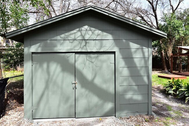 Building Photo - 410 Kenniston Dr