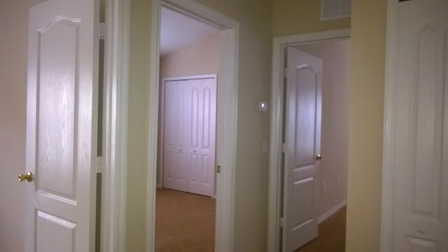 Building Photo - Spacious 3 Bed, 2.5 Bath Townhome with 2-C...