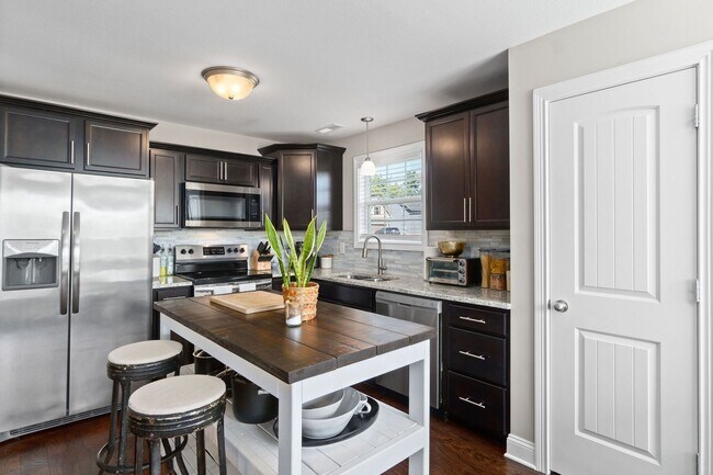 Building Photo - Pet Friendly Three Bedroom with Bonus!