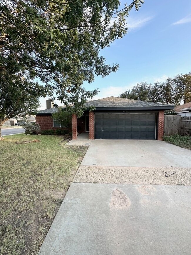Building Photo - 3 Bed 2 Bath Ready To Rent ASAP!