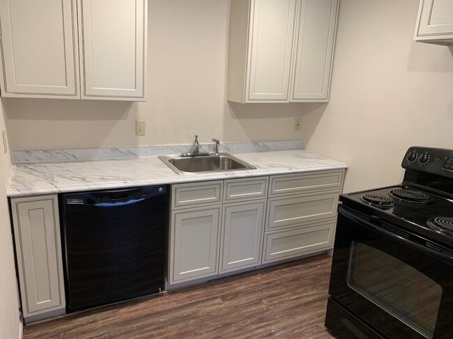 Building Photo - Updated and Spacious 2 Bedroom Home!