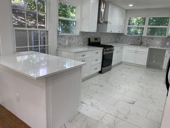 Building Photo - UT PRE LEASE: Charming 3 bed / 2 bath Hous...
