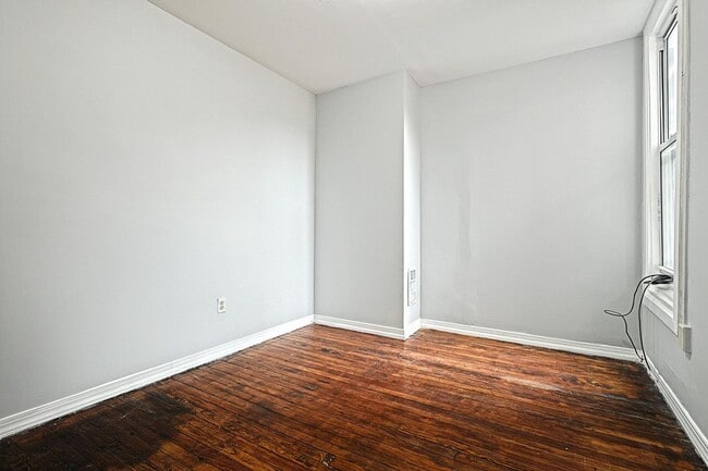 Building Photo - Coming Soon - Spacious 5 Bedroom, 1 Bath H...