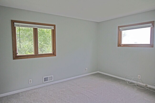 Building Photo - Beautifully updated 'Tonka rental available! 3 beds 2 baths in Royal Hills!