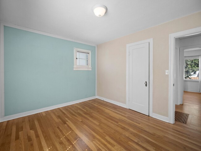 Building Photo - Spacious 4-Bedroom Home w/large Outdoor Sp...