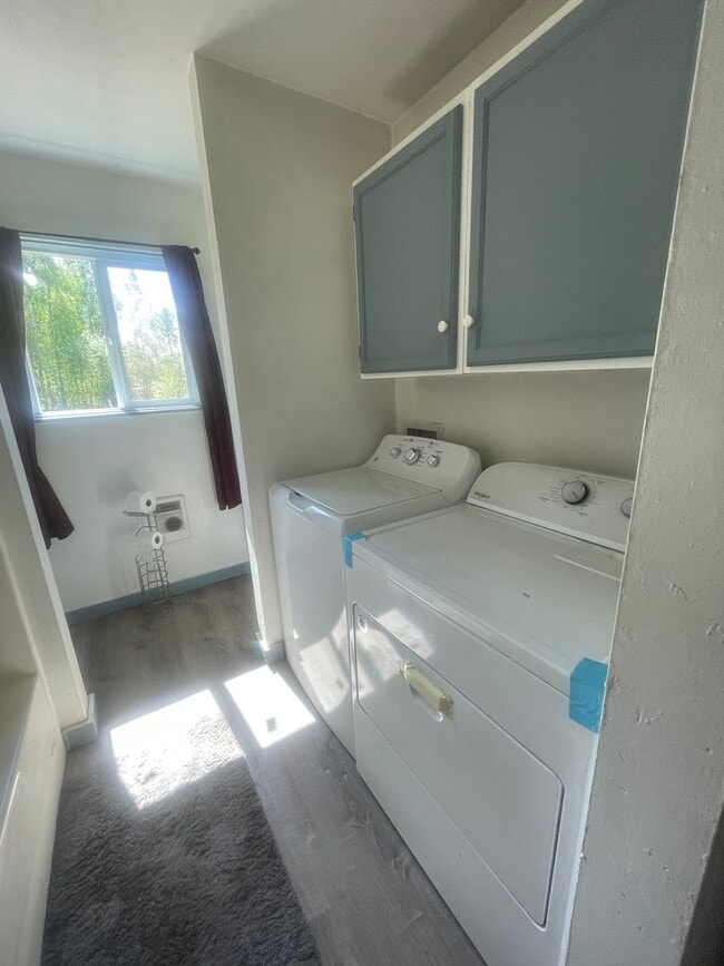 Building Photo - Cute Ranch style 3 bedroom home on an acre!