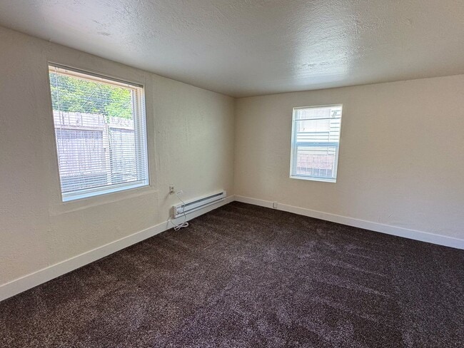 Building Photo - 3 Bedroom, 1 Bathroom S. Eugene Home