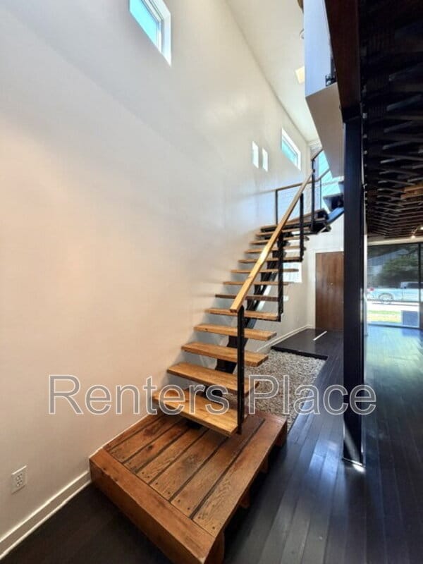 Building Photo - 1411 S Rockford Ave
