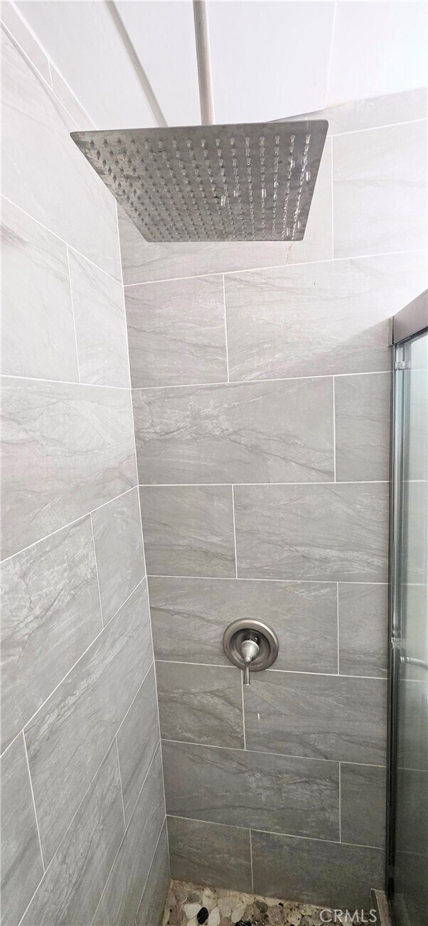 Building Photo - 10527 Western Ave