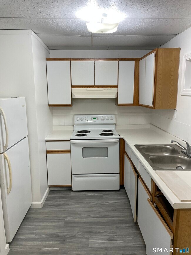 Building Photo - 166 Main St