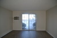 Building Photo - 12 St James Pl