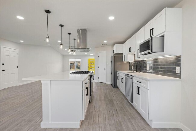 Building Photo - 1400 Bellmar Dr