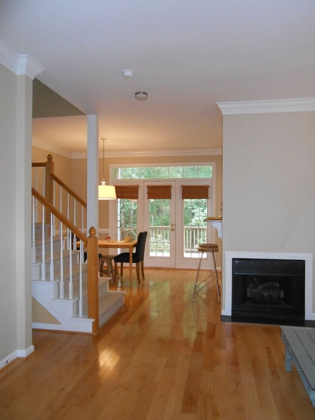 Building Photo - Beautifully Updated Townhome in Prime Carrboro Location – Walk to Downtown & Weaver Street Market