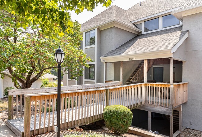 Primary Photo - Shawnee Condo all redone close to Shops an...