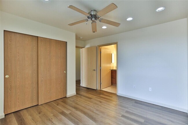 Building Photo - Cozy & Bright 2BD/2BTH Condo for Lease in ...