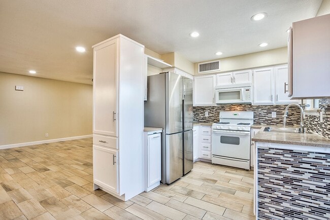 Building Photo - Fantastic 3 bed condo