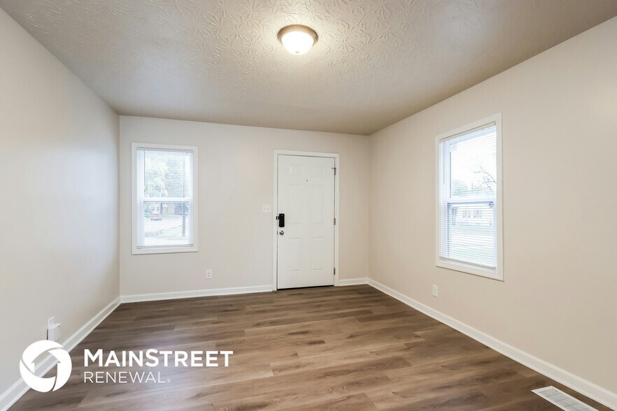 Building Photo - 2900 Wyandotte Ave