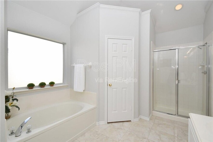 Building Photo - 8435 Creekside Cir