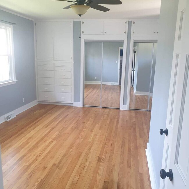 Building Photo - 115 7th Ave