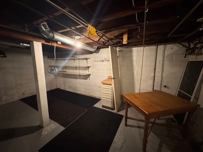 Building Photo - 894 Beech St