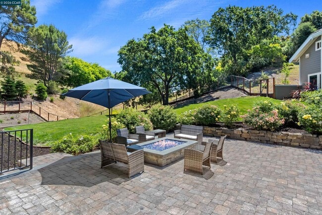 Building Photo - 2324 Saddleback Dr