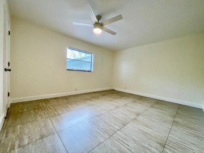 Building Photo - 601 NE 29th Dr