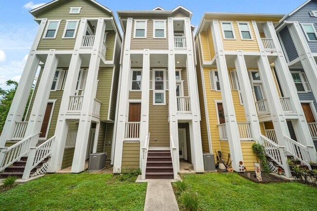 Primary Photo - 611 W 24th St