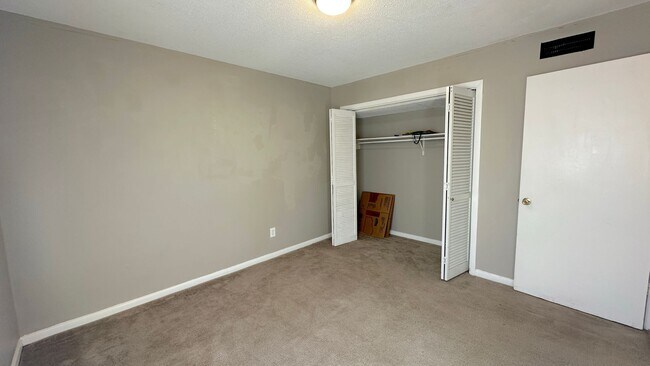 Building Photo - WALKABLE 2/1 TWN w/ & Washer/Dryer! Close ...