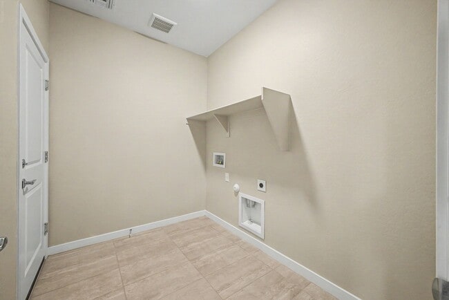 Building Photo - 4 bedroom 1 Story Home