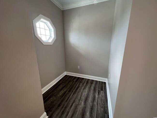 Building Photo - 2057 Silvercrest Dr