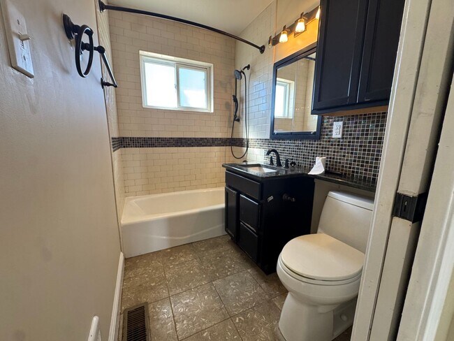 Building Photo - Great Location 2 Bed 1 Bath!