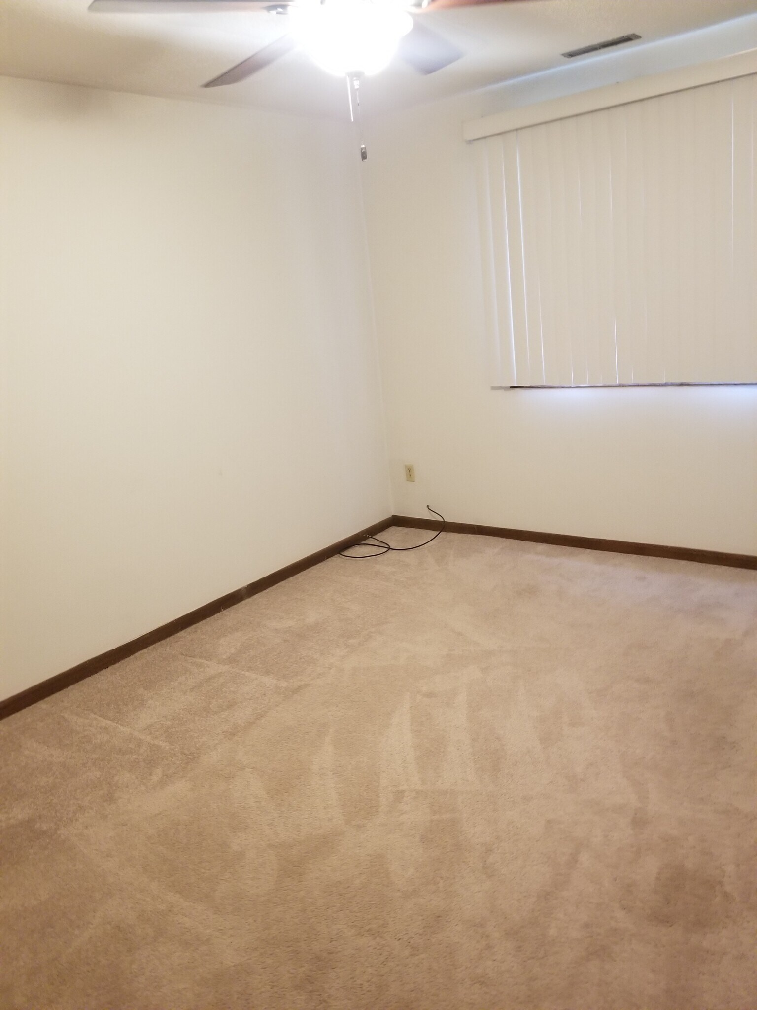 Building Photo - 1112 Oakview Dr