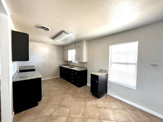 Building Photo - Close to everything