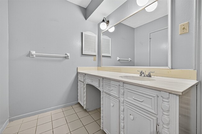 Building Photo - 3303 Palm Desert Ln