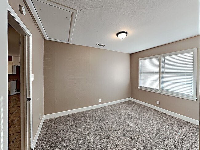 Building Photo - Adorable 4 Bedroom!!