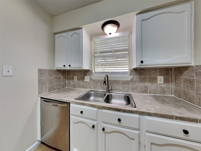 Building Photo - 14114 Fleur De Lis Blvd