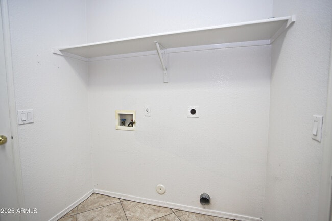 Building Photo - 4953 S Moss Dr