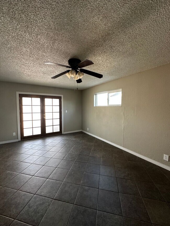 Building Photo - 3 BED ROOM HOME IN MESA WITH NO HOA