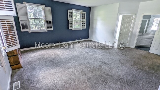 Building Photo - 2 Bed Cape Cod + Large Hobby Room