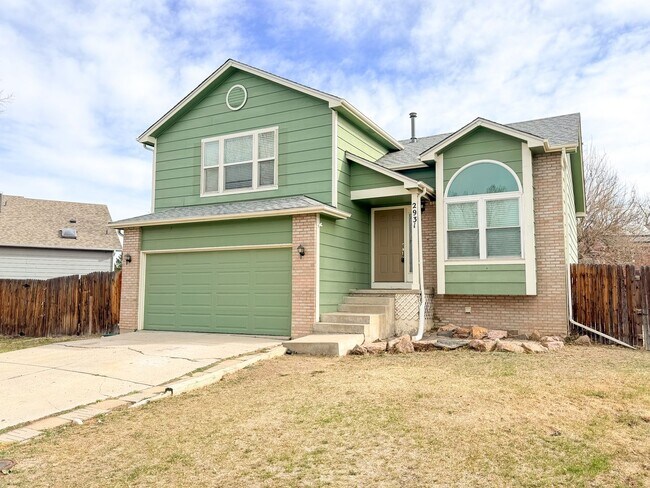 Building Photo - Single-Family Home in Littleton!