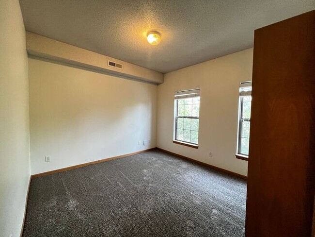 Building Photo - $1,325 | 2 Bedroom, 2 Bathroom Condo | Pet...