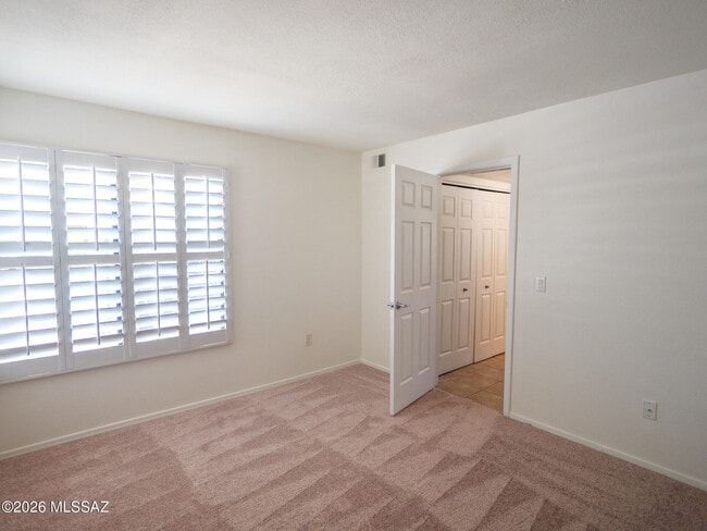 Building Photo - 5855 N Kolb Rd