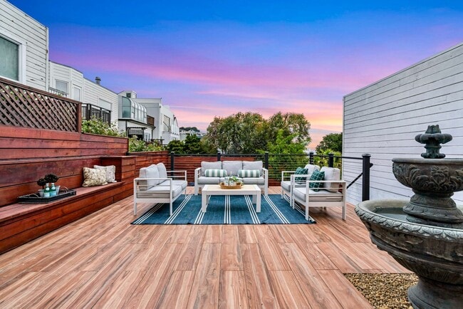 Building Photo - Updated and Modern 4 Bed + Office, 3.5 Bat...