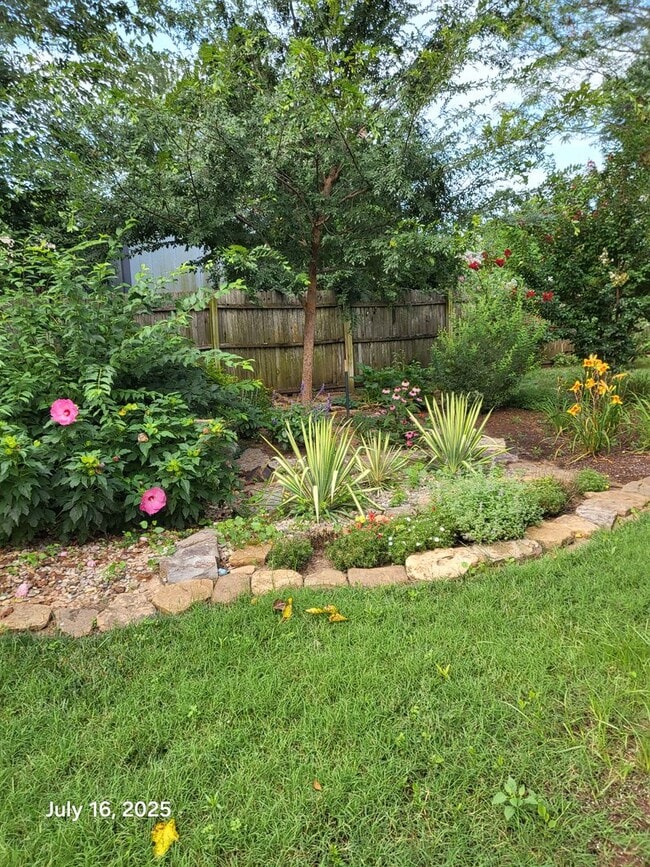 Building Photo - (3) Bed/(2) Bath in Eagle Cliff Addition A...