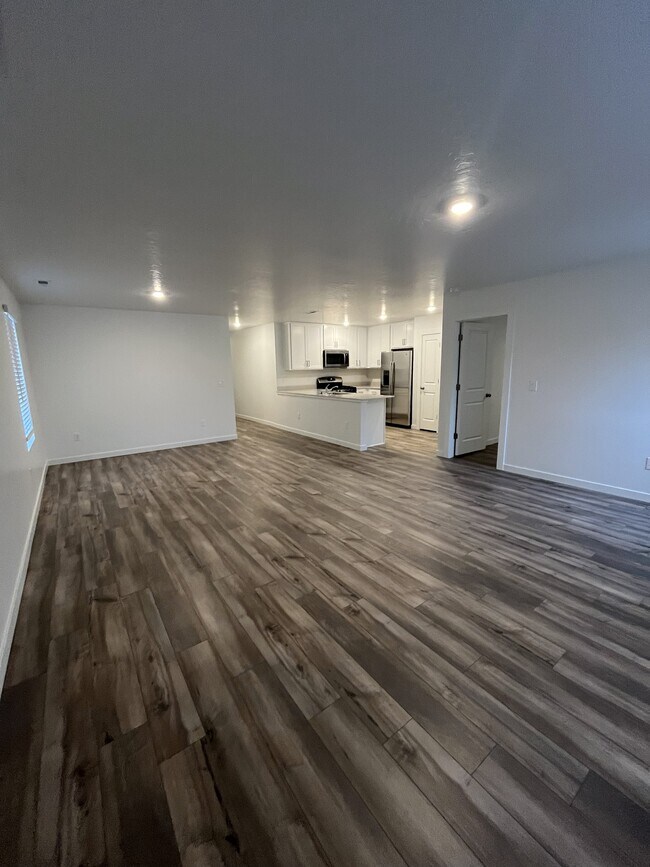 Building Photo - 307 Avalena Ave